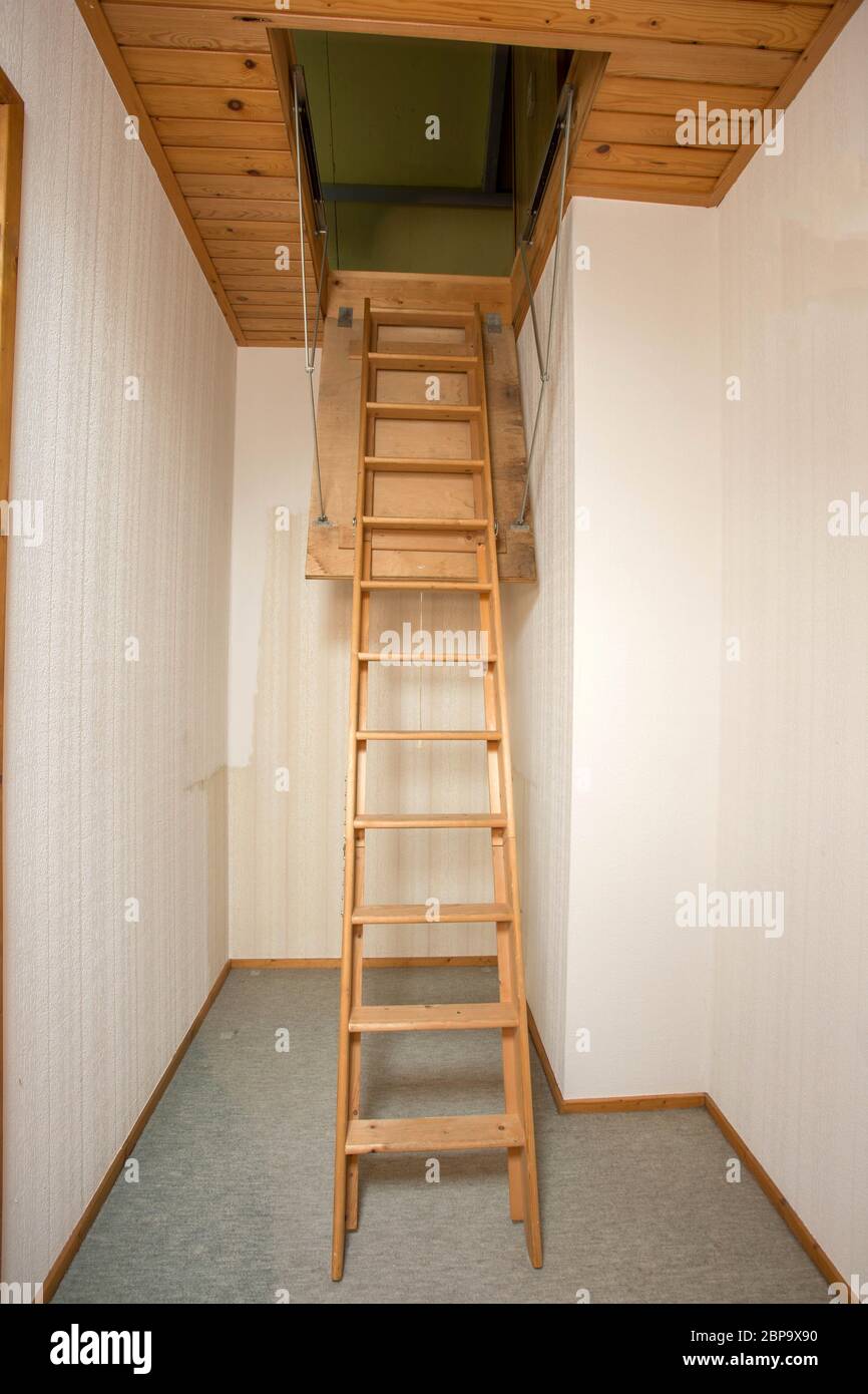 Escalera plegable de madera en el ático, antigua casa vacía cerca  Fotografía de stock - Alamy