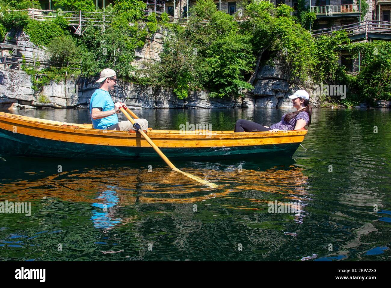 New Paltz, Nueva York - 22 de junio de 2014: Pareja joven navega en un bote de fila en el Lago Mohonk, un hotel de estilo victoriano ubicado en las Montañas Shawangunk Foto de stock