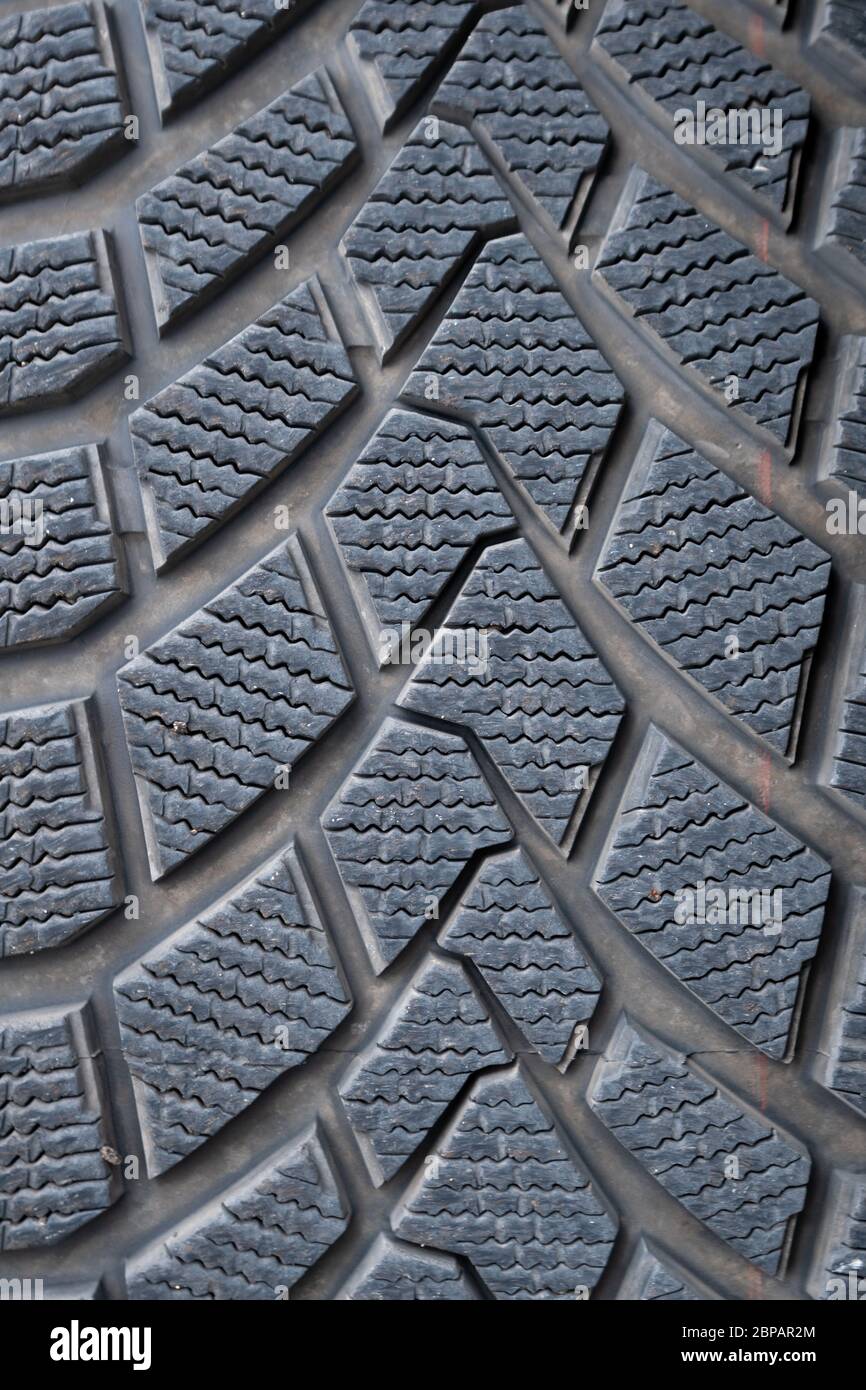Detalle de neumáticos de invierno de coches closeup, textura de neumáticos  usados de coches Fotografía de stock - Alamy