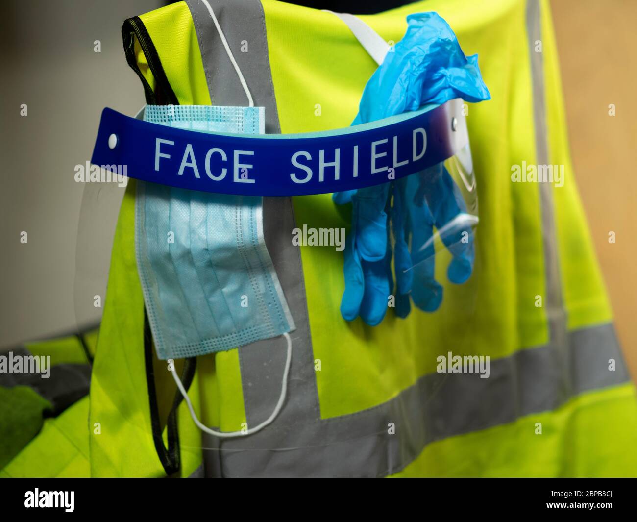 Primer plano del equipo de protección personal. Protector facial, guantes de máscara y chaleco. Foto de stock