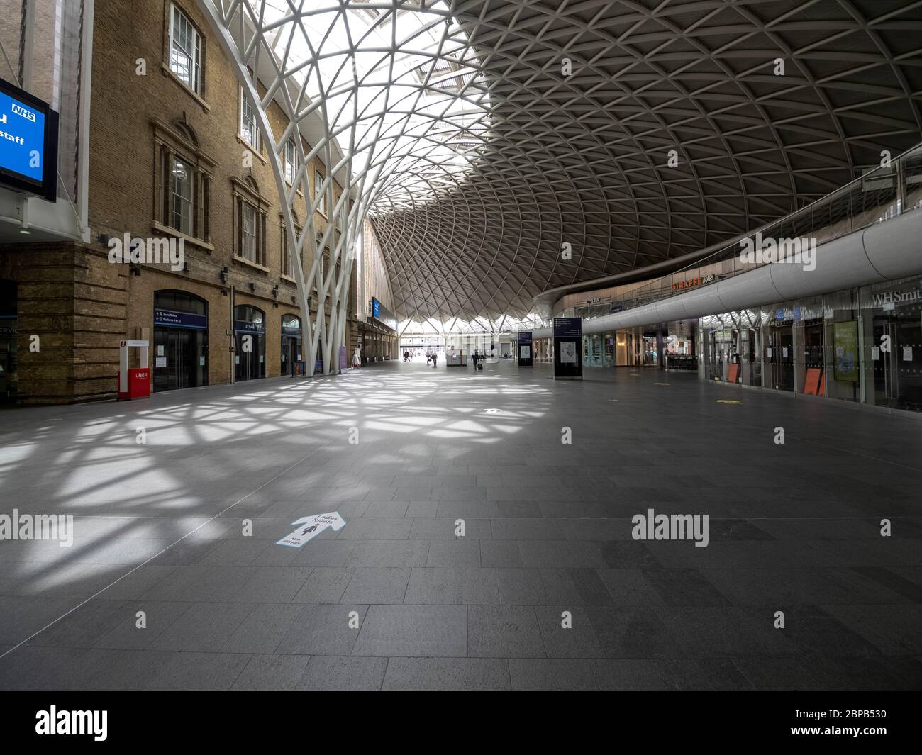 Londres. REINO UNIDO. 17 de mayo de 2020 a la hora del almuerzo. Amplio ángulo de visión del King's Cross Railway Station Hall durante el cierre. Foto de stock
