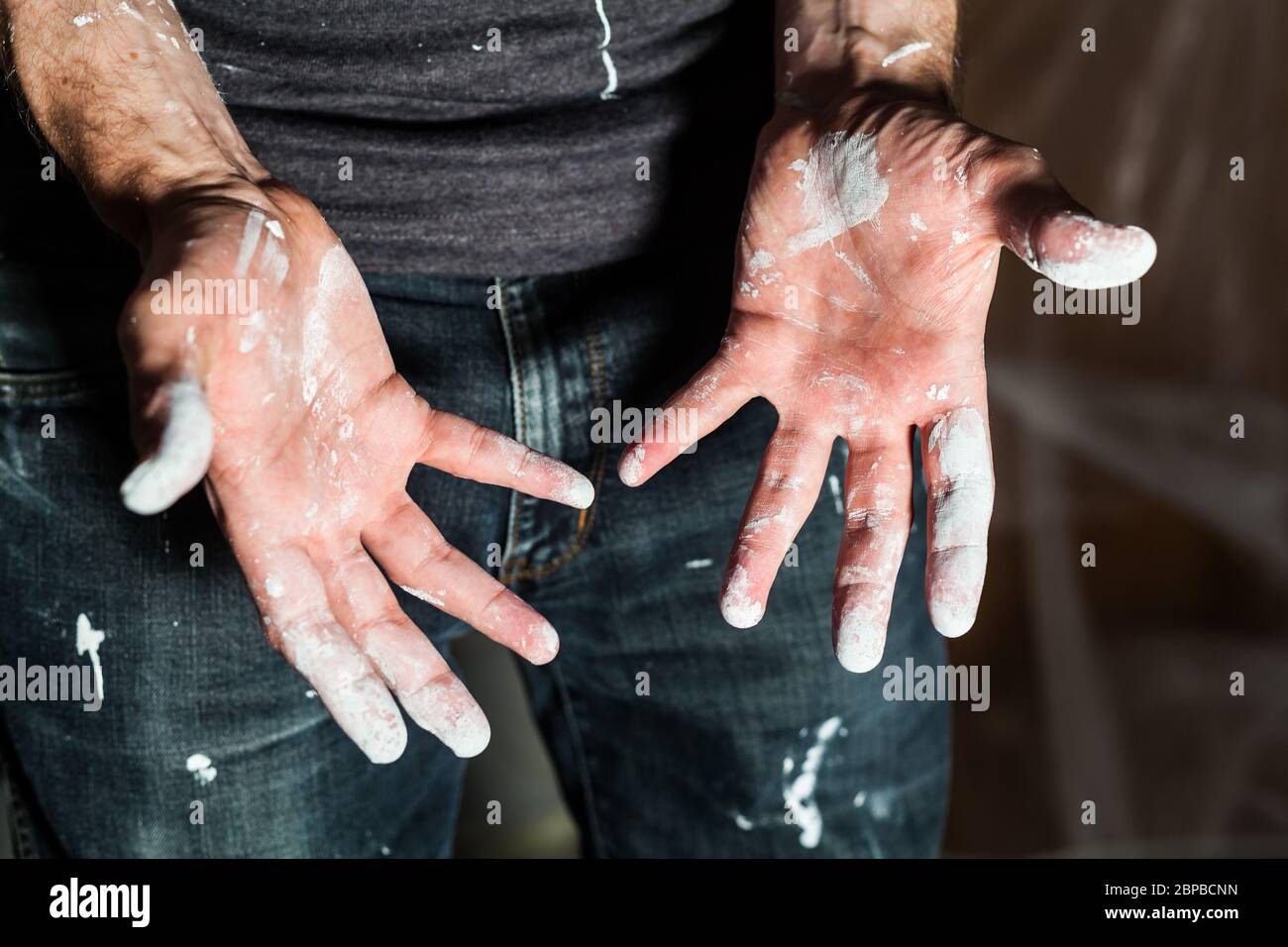 Artesano con partículas de pintura blanca en manos y ropa después de pintar  trabajo renovación trabajo sucio formación profesión de enseñanza hacerlo  usted mismo Fotografía de stock - Alamy