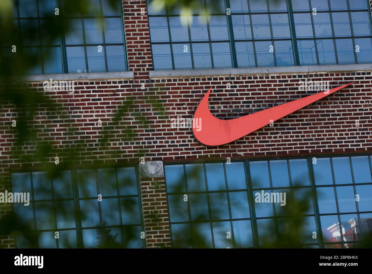 Asesino Cava bendición Un cartel con el logotipo fuera de una tienda de Nike en Washington, D.C.,  el 9 de mayo de 2020 Fotografía de stock - Alamy