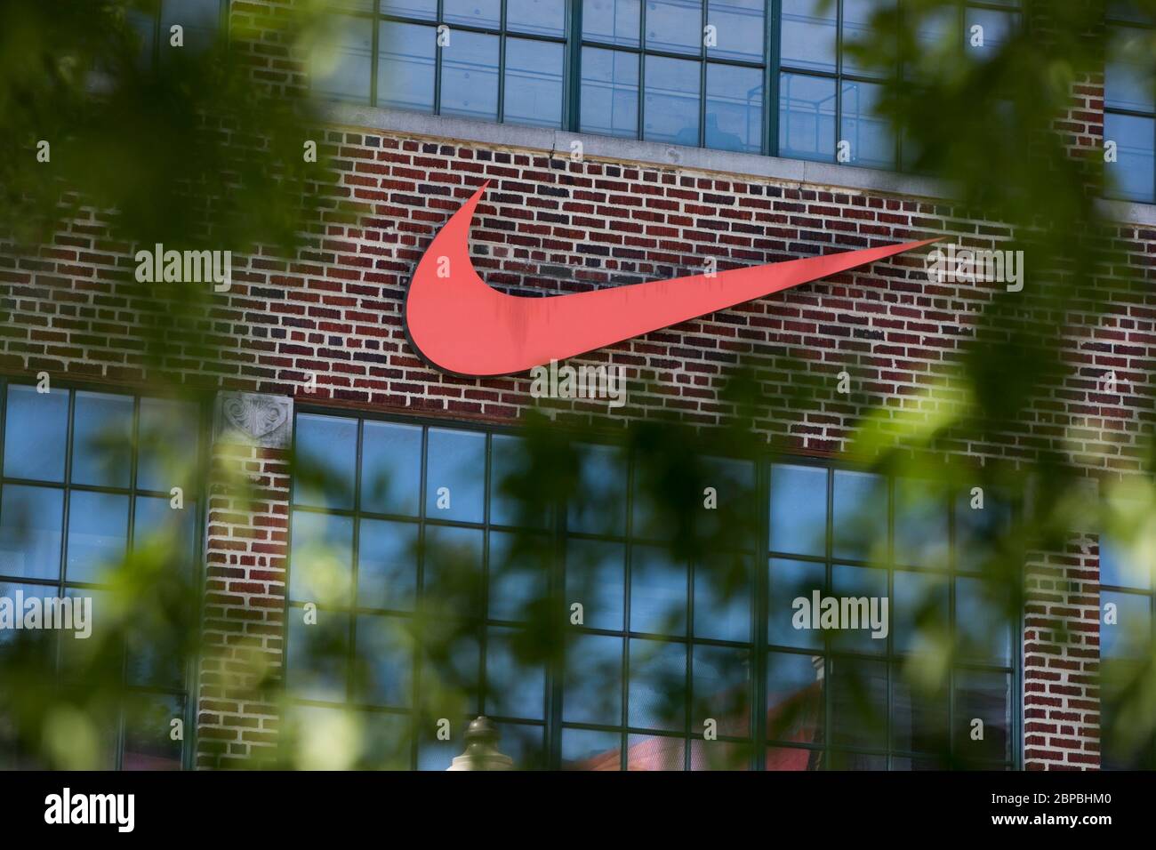cabina Enorme barajar Un cartel con el logotipo fuera de una tienda de Nike en Washington, D.C.,  el 9 de mayo de 2020 Fotografía de stock - Alamy