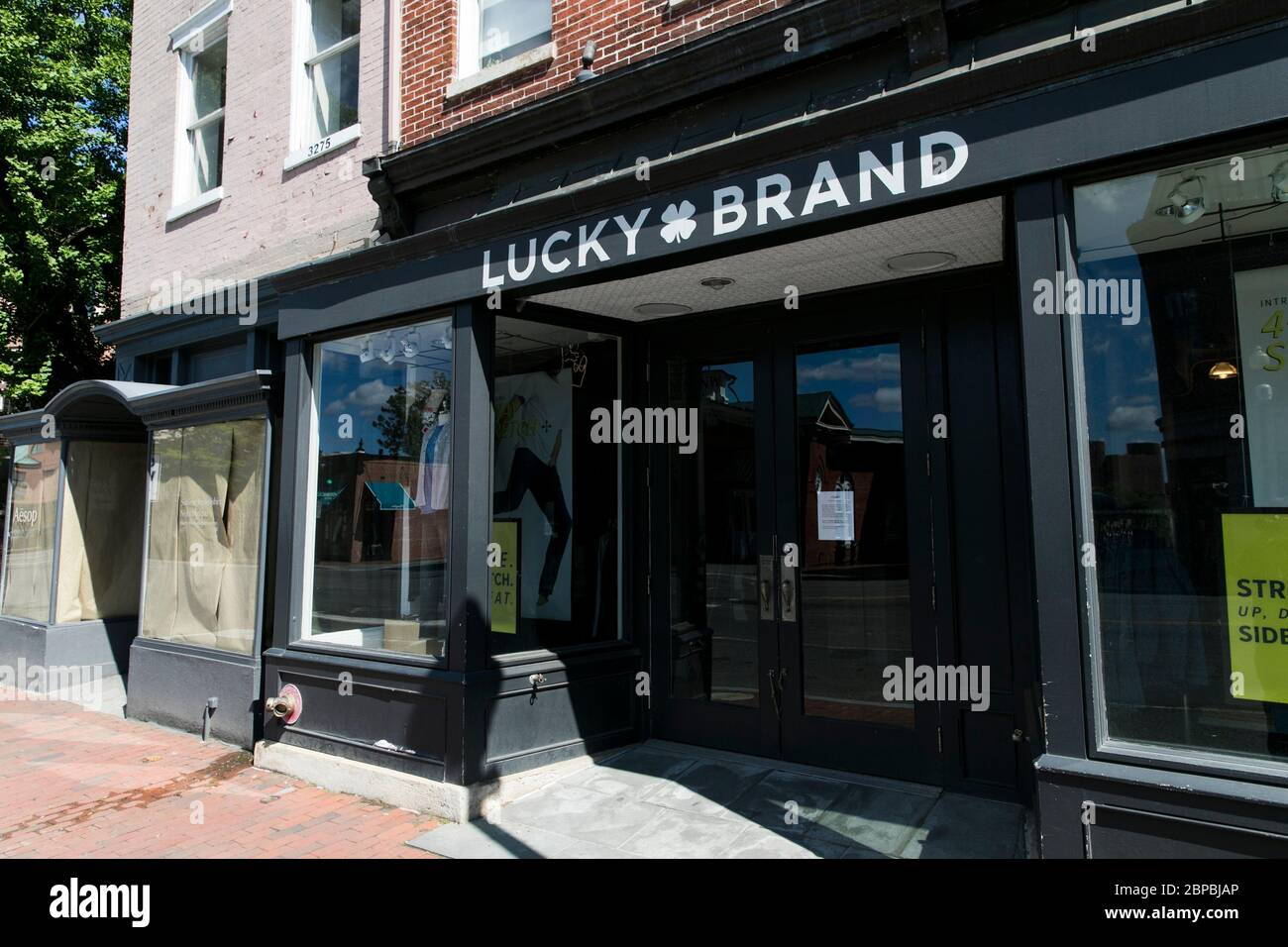 Un cartel con el logotipo fuera de una tienda de la Marca Lucky Jeans en Washington, D.C., el 9 de mayo de 2020. Foto de stock