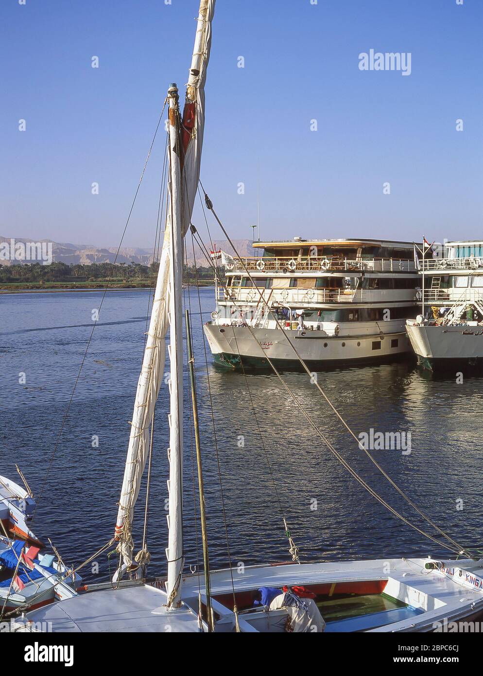 Feluccas y cruceros fluviales en el río Nilo, Luxor, Gobernación de Luxor, República de Egipto Foto de stock
