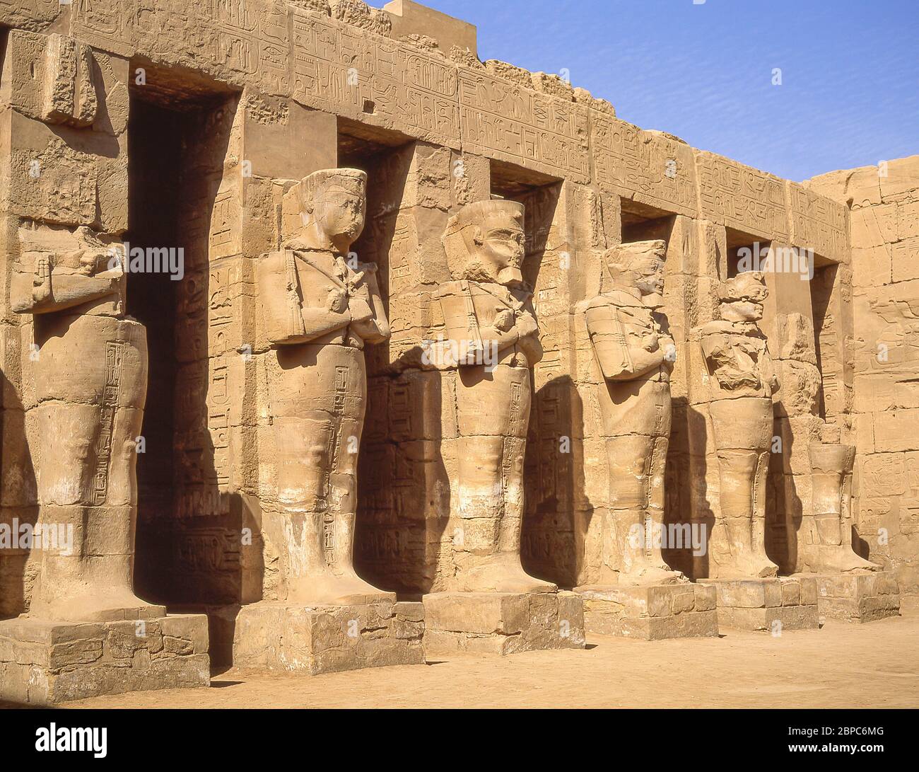 Pilares de Osiris en el patio del Templo de Ramsés II, complejo del Templo de Karnak, el-Karnak, Gobernación de Karnak, República de Egipto Foto de stock