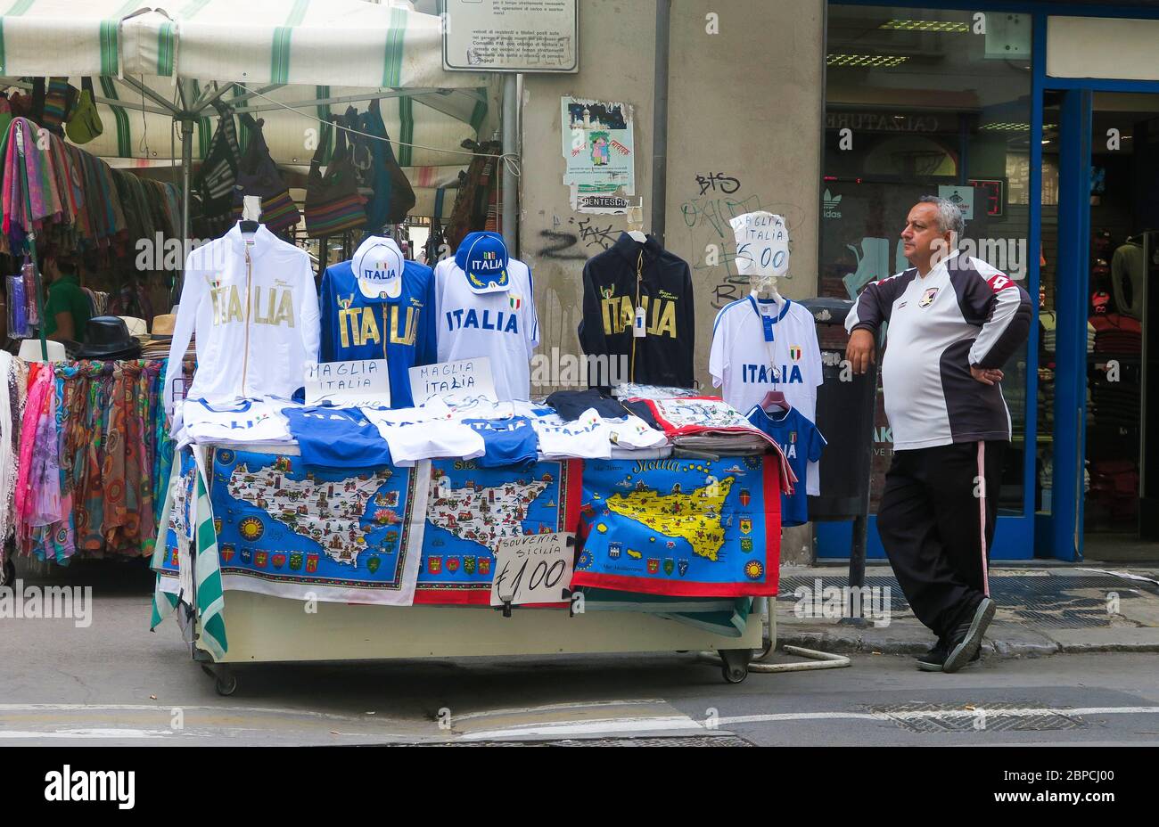 Comerciante callejero que vende camisetas de fútbol en Palermo, Sicilia  Fotografía de stock - Alamy