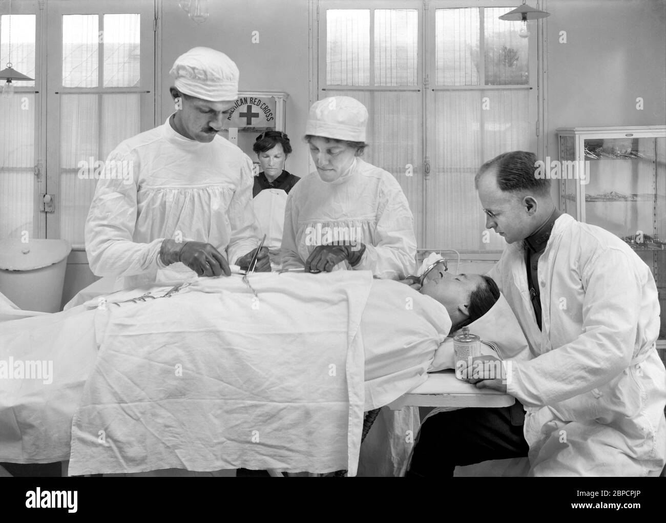 Mujer Francesa, en un Hospital Civil de la Cruz Roja Americana, bajo éter de Apendicitis, Francia, Lewis Wickes Hine, Colección de Fotografía de la Cruz Roja Americana, junio de 1918 Foto de stock