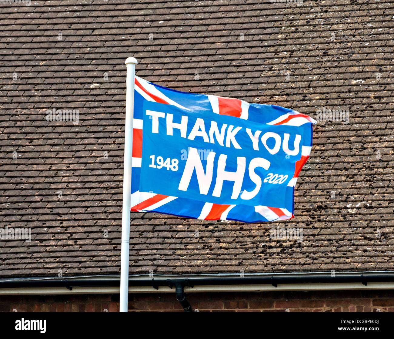 Bandera sindical "Thank you NHS" volando en asta de bandera frente a casa para dar las gracias a NHS durante la pandemia de coronavirus, mayo de 2020, Inglaterra, Reino Unido Foto de stock