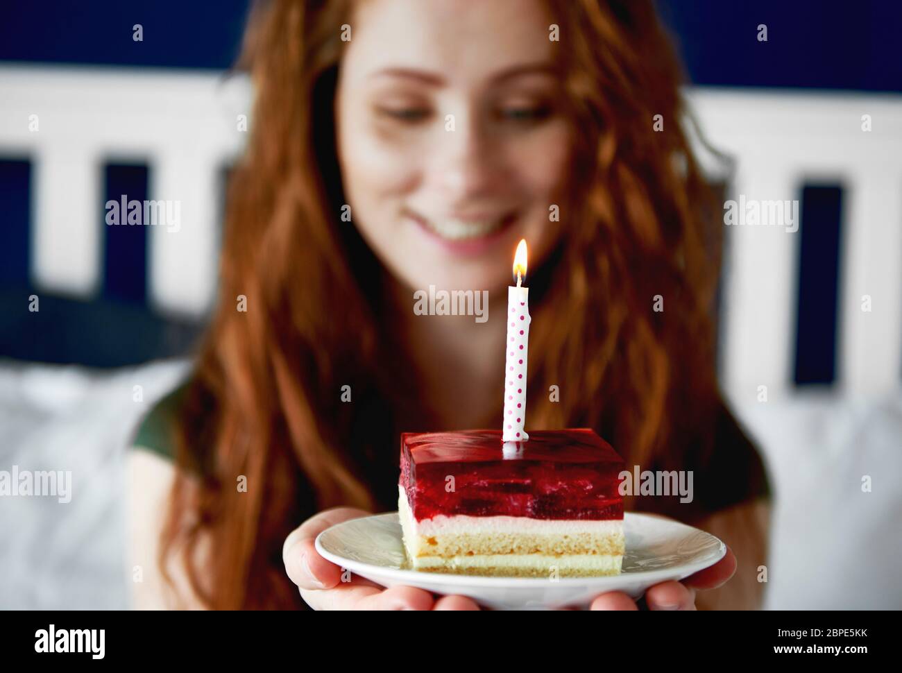 Primer plano de mujer con un trozo de pastel de cumpleaños Foto de stock
