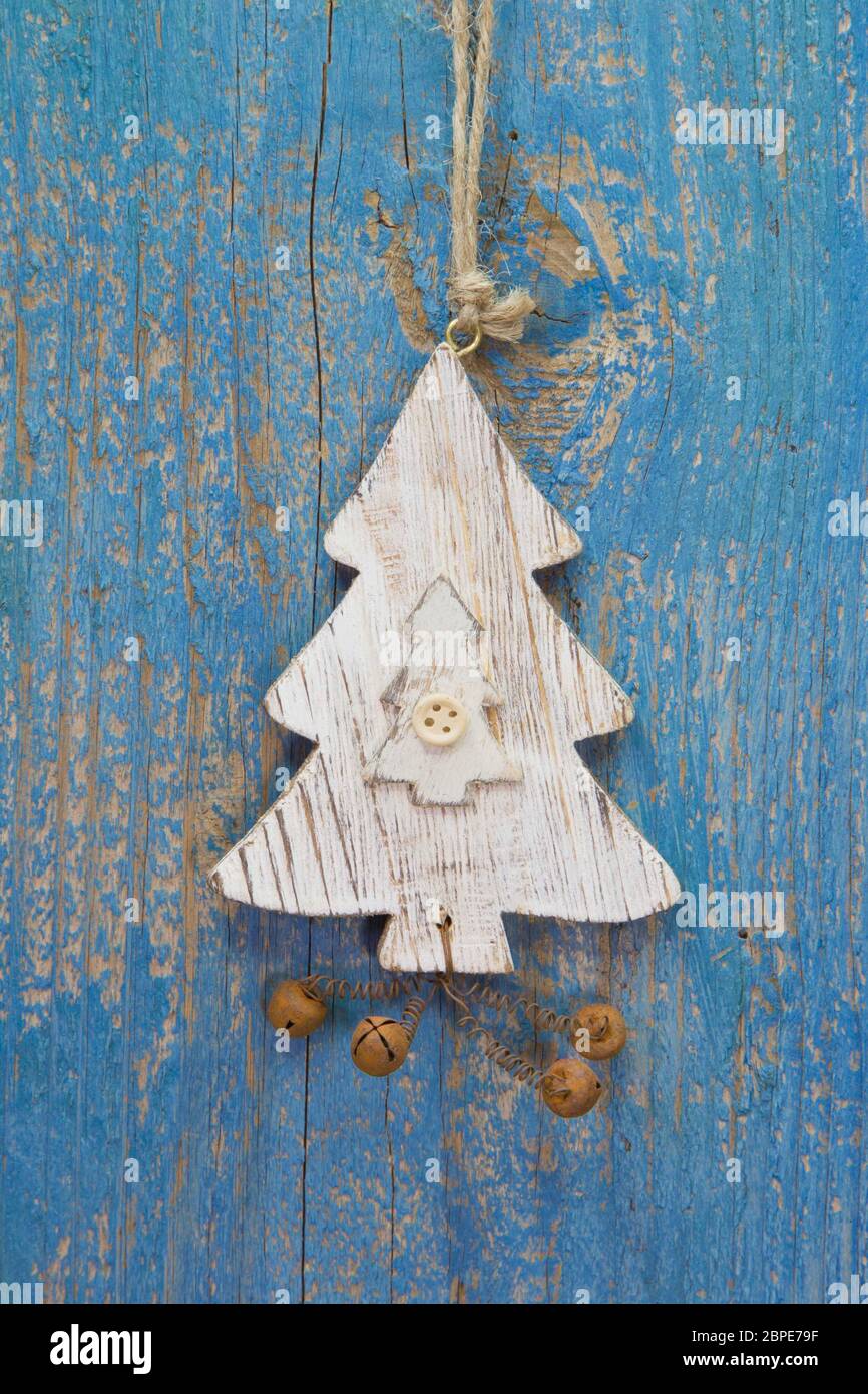 Decoración de Navidad - árbol artesanal tallado en madera color azul de  fondo de navidad Fotografía de stock - Alamy