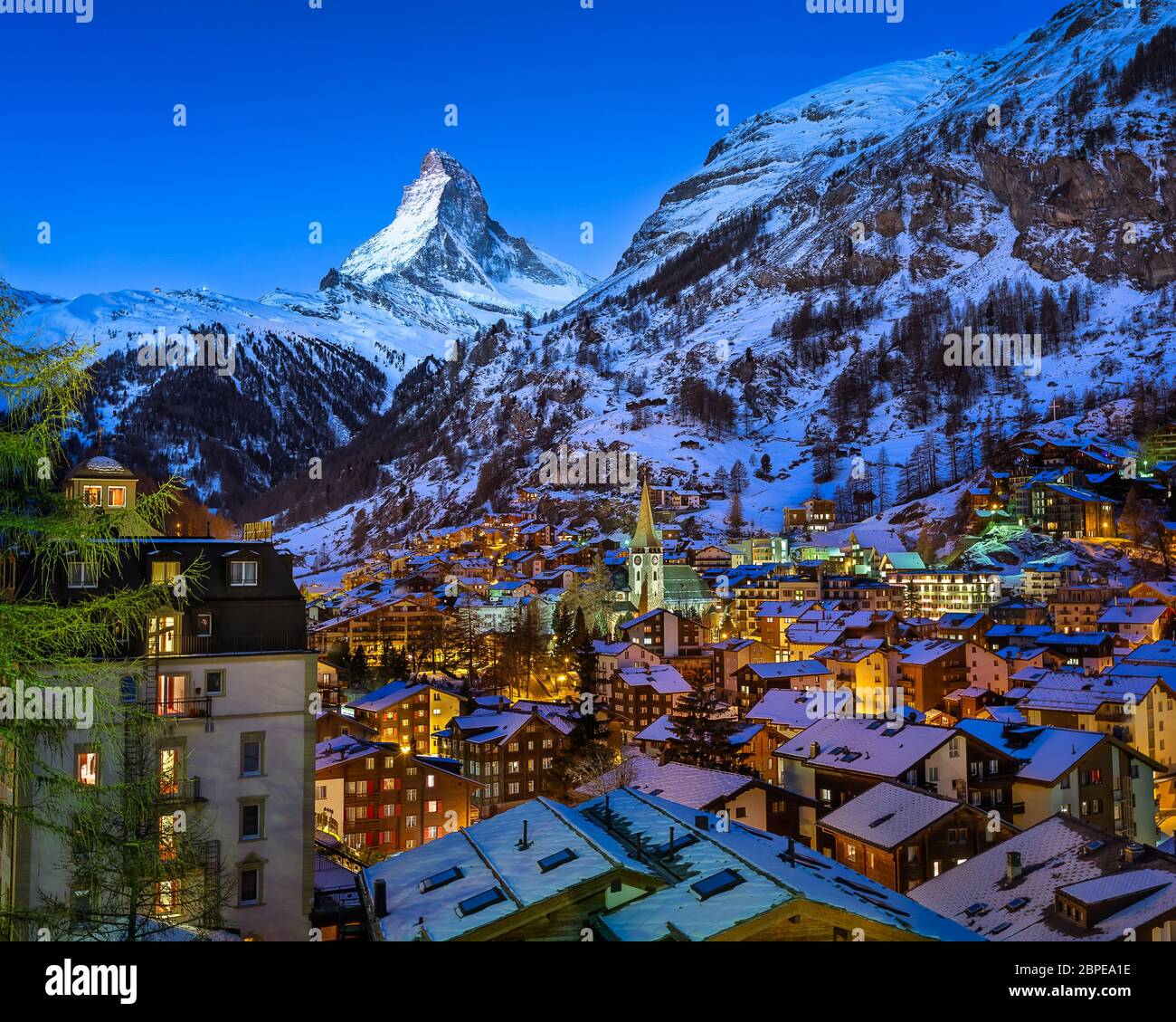 Vista Aerea Sobre El Valle De Zermatt Y El Matterhorn Pico En La Manana Suiza Fotografia De Stock Alamy