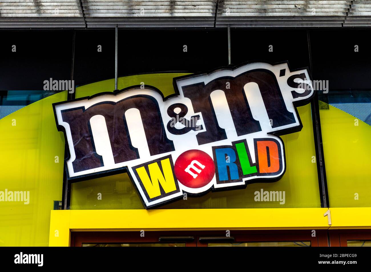 Cartel en la parte delantera de la tienda M&M's World en Leicester Square, Londres, Reino Unido Foto de stock