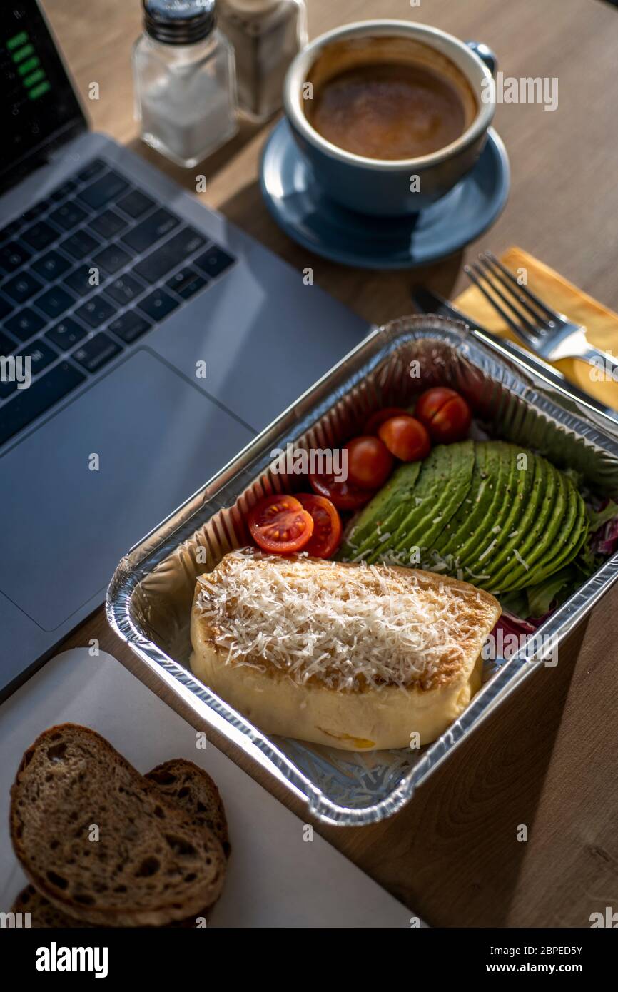 Desayuno de oficina con tortilla y portátil y café Fotografía de stock -  Alamy