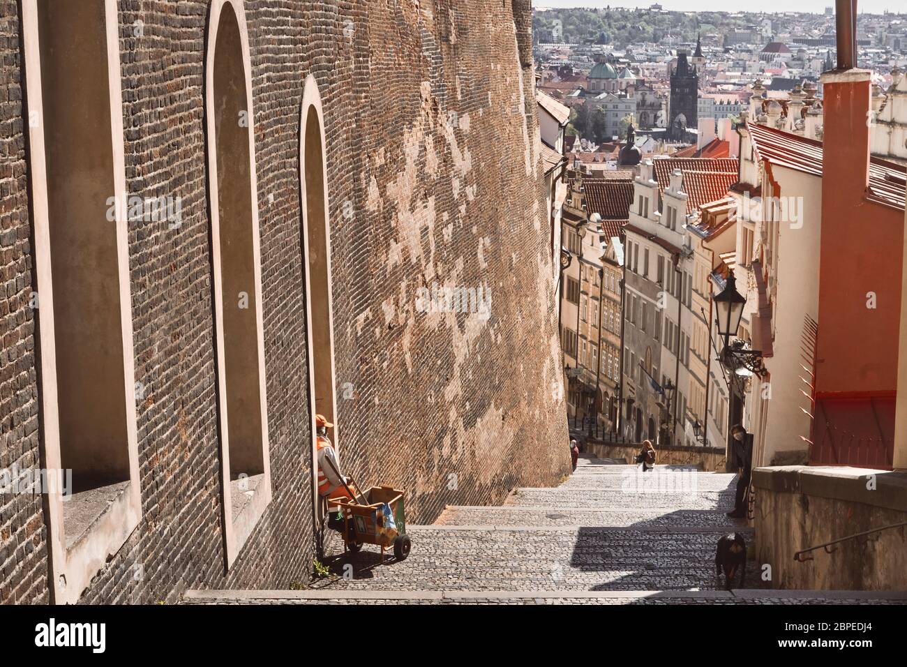 Castillo de Praga, República Checa sin turistas durante la pandemia de Covid19, en un día soleado, sólo unos pocos locales alrededor Foto de stock
