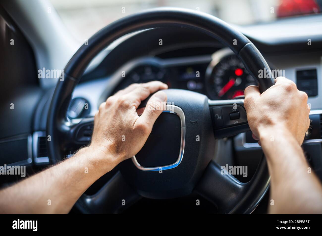 el hombre usa un claxon para alertar al coche delante de él Fotografía de  stock - Alamy