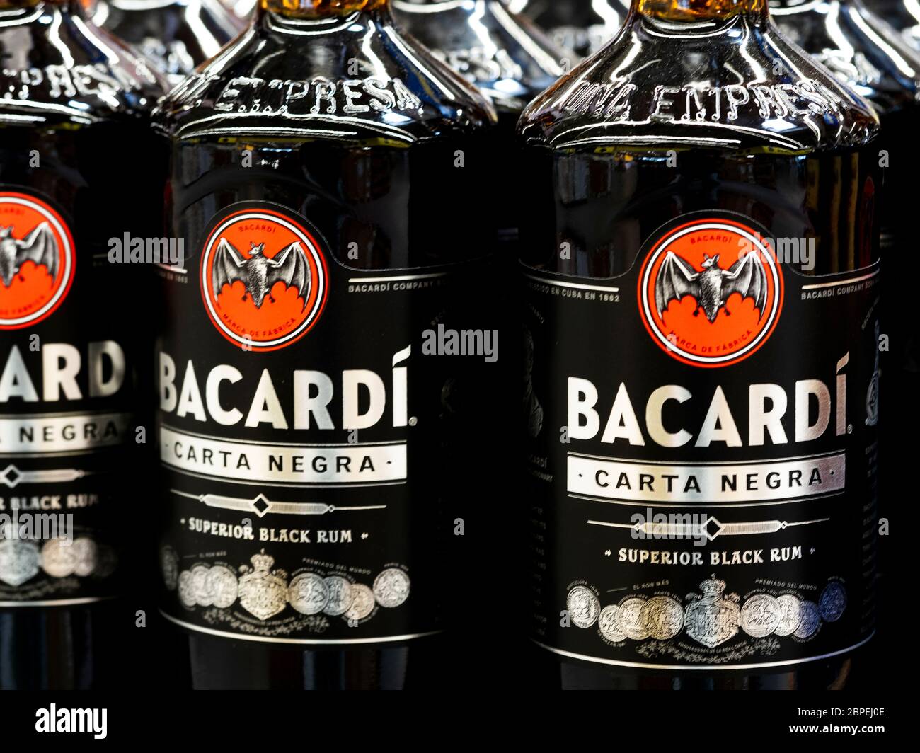 Botellas de ron Bacardi Carta Negra en la tienda Fotografía de stock - Alamy