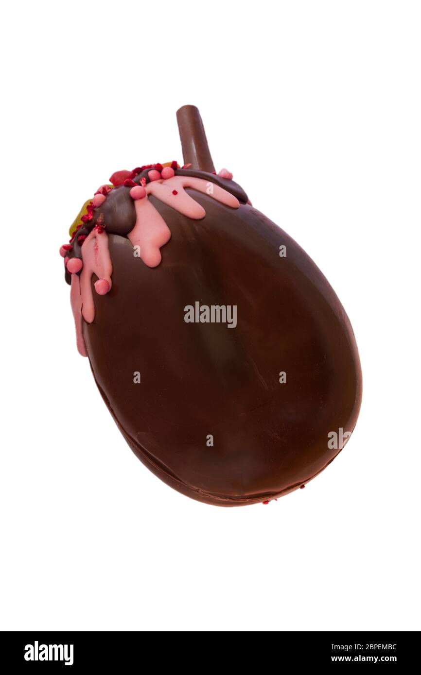 M&S Fruity Pascua Sundae chocolate huevo de Pascua aislado sobre fondo blanco - leche chocolate hueco decorado con frambuesas y judías Foto de stock