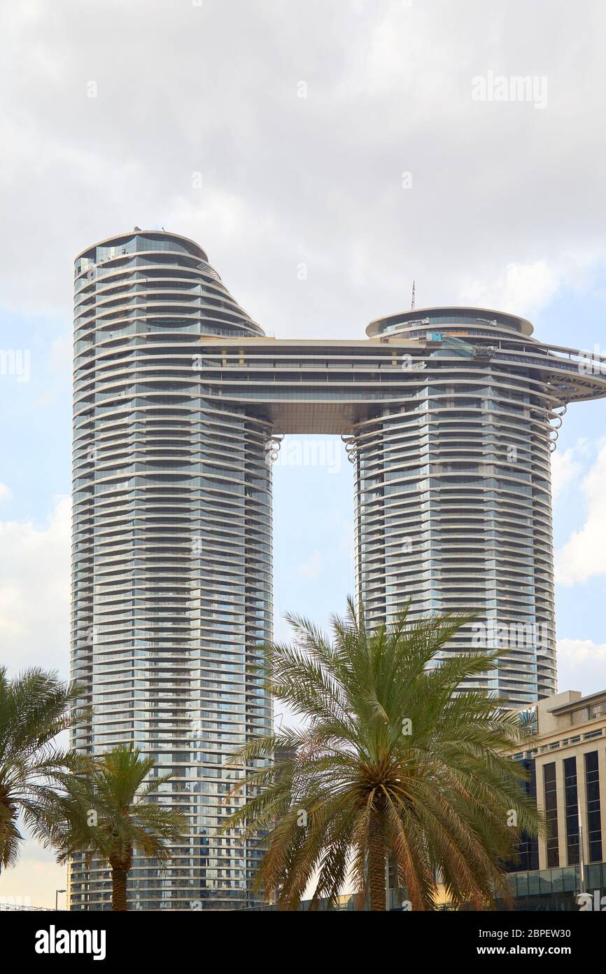 DUBAI, EMIRATOS ÁRABES UNIDOS - 21 DE NOVIEMBRE de 2019: Dirección Sky Ver hotel de lujo con palmeras, cielo nublado en Dubai Foto de stock