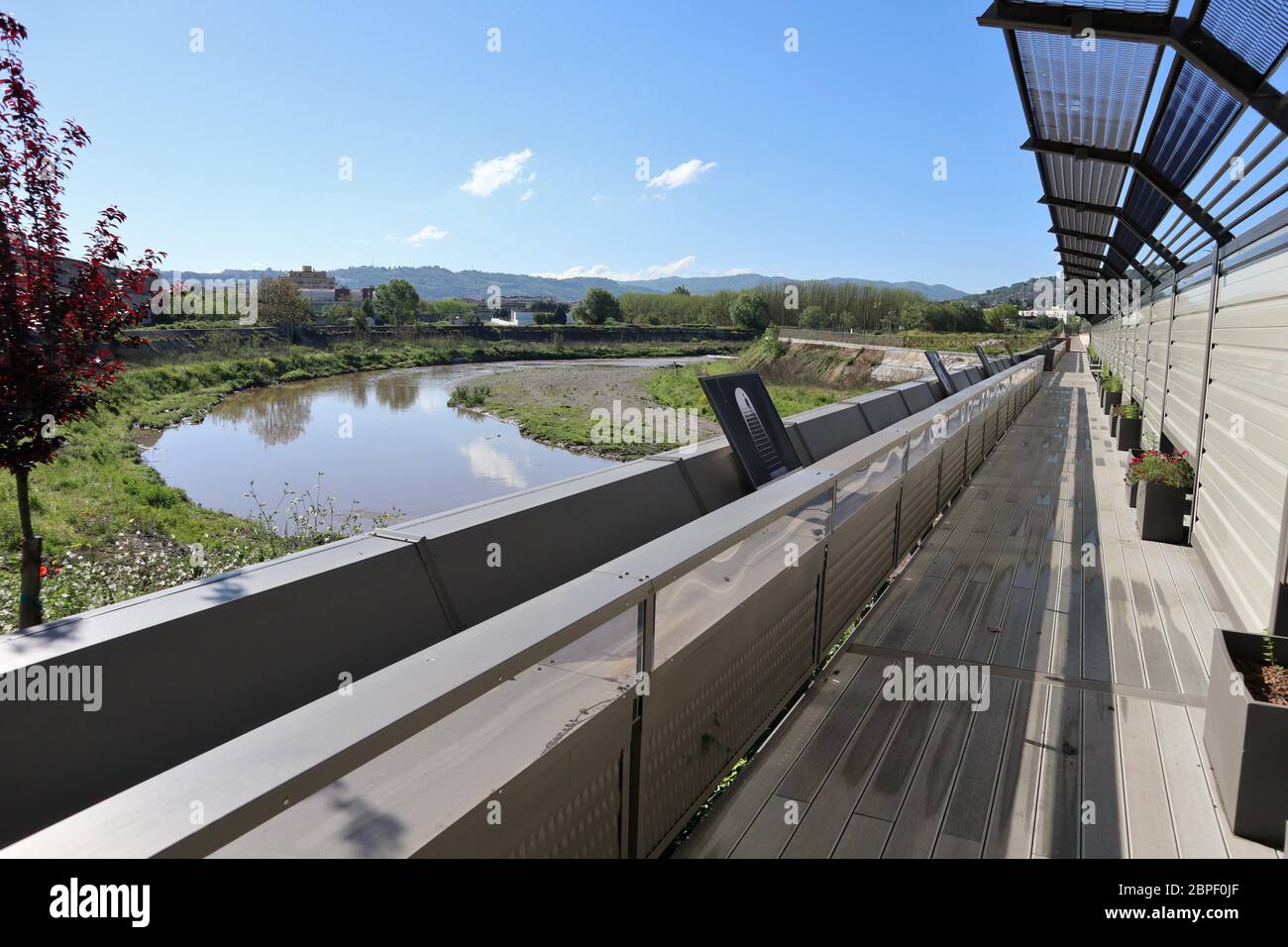 Benevento - Il nuovo ponte pedonale sul fiume Sabato Foto de stock