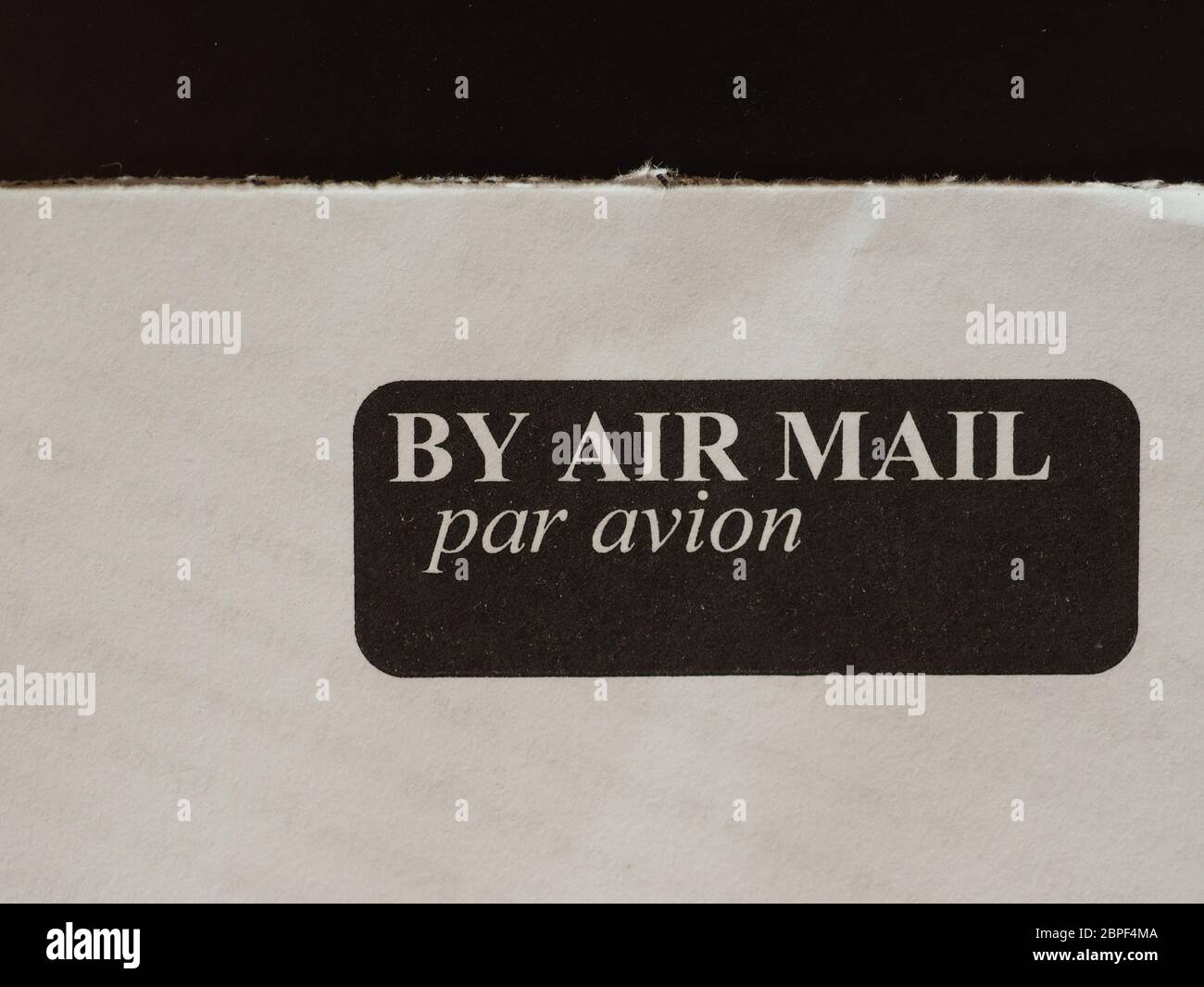 Por correo aéreo (par avion en francés) etiqueta en carta Foto de stock