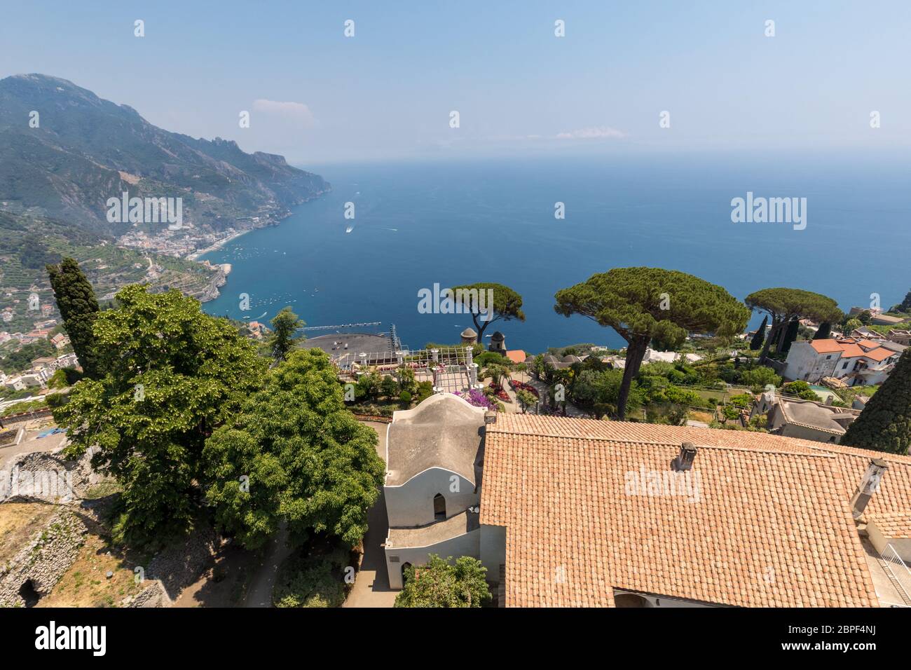 Vistas al golfo de Salerno desde Villa Rufolo, Ravello, Campania, Italia Foto de stock