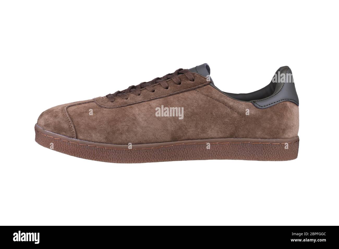 Zapatillas de ante marrón sobre fondo blanco. Zapatillas deportivas para  hombre Fotografía de stock - Alamy