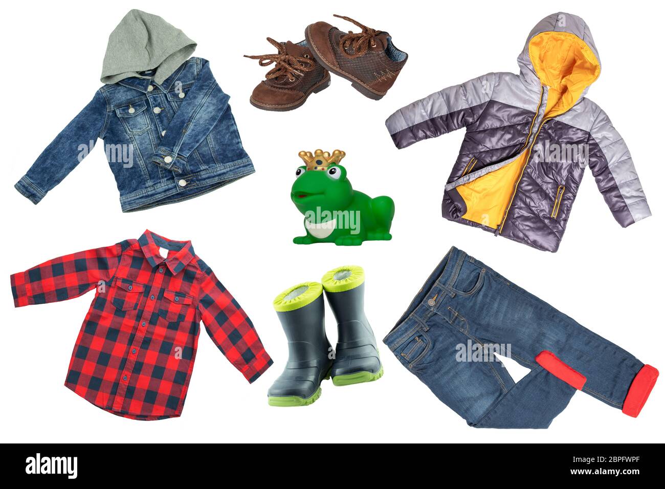 Collage de ropa para niños. Chaqueta y pantalones vaqueros, zapatos y  chubasquero para niño aislado sobre fondo blanco. Concepto primavera otoño  y Fotografía de stock - Alamy