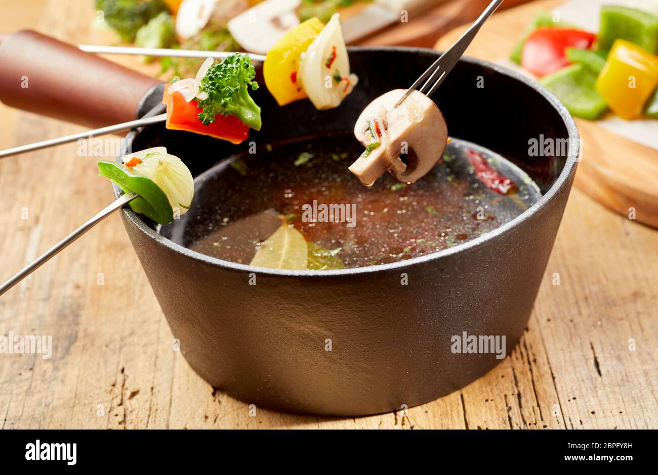 Fondue vegetariana con un surtido de verduras frescas en la cocina  Horquillas descansando sobre la olla de sizzling caliente aceite en una  fría noche de invierno Fotografía de stock - Alamy