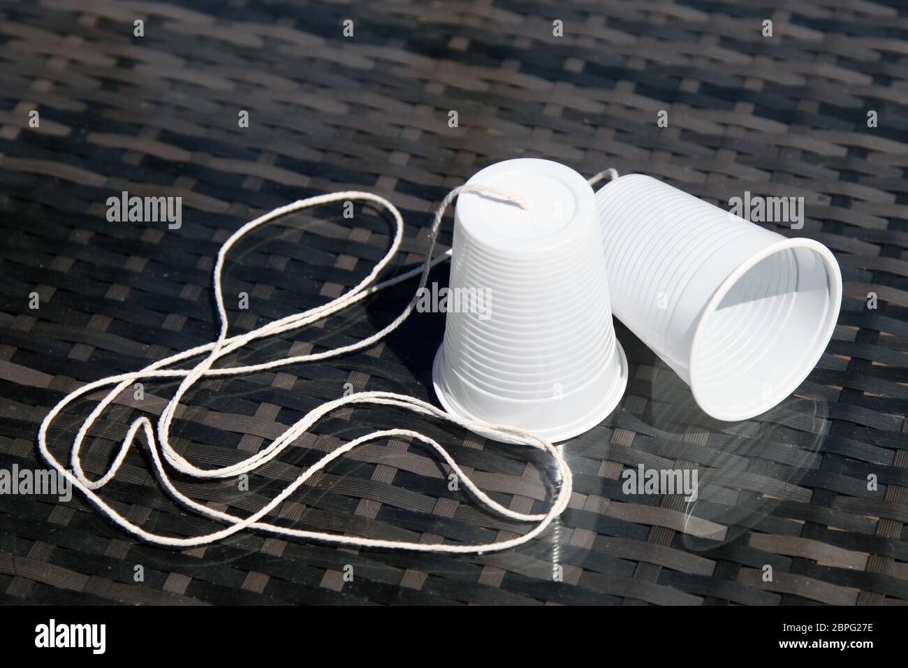 Haciendo un teléfono de vasos y cuerdas de plástico, hogar escuela de  ciencia experimento con ondas de sonido y vibraciones, Reino Unido  Fotografía de stock - Alamy