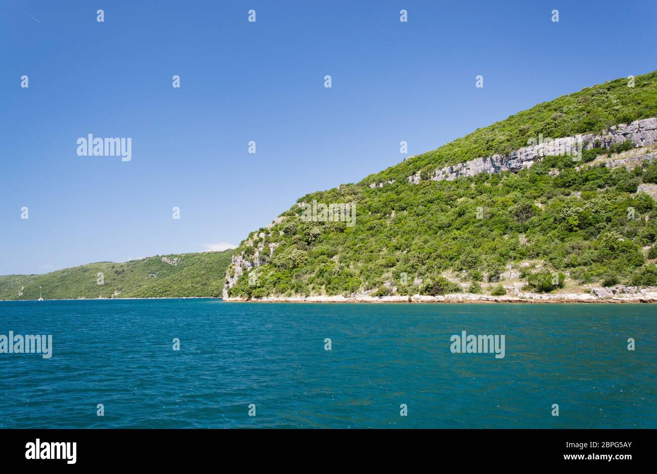 El Lim Bay y el valle es una peculiar característica geográfica en la costa occidental de Istria, Croacia. Foto de stock