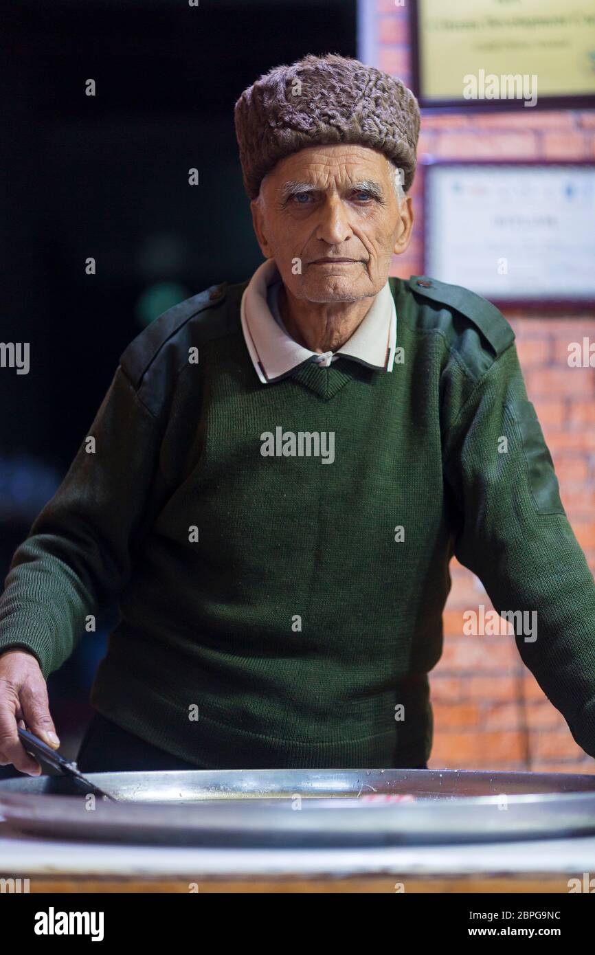 Shaki baklava es la halva que es famosa en esta ciudad. Este hombre ha