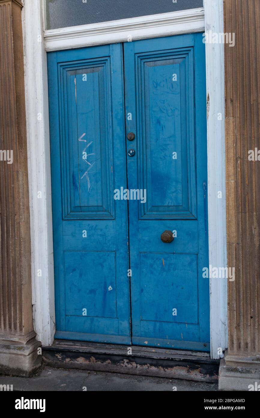 Puerta antigua doble madera y vidrio fotografías e imágenes de alta  resolución - Alamy