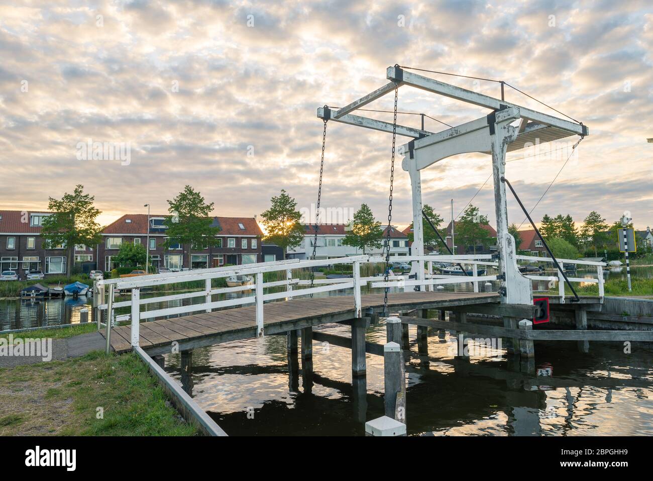 Puente levadizo holandés tradicional en el pueblo de Reeuwijk-dorp, cerca de Gouda, países Bajos Foto de stock