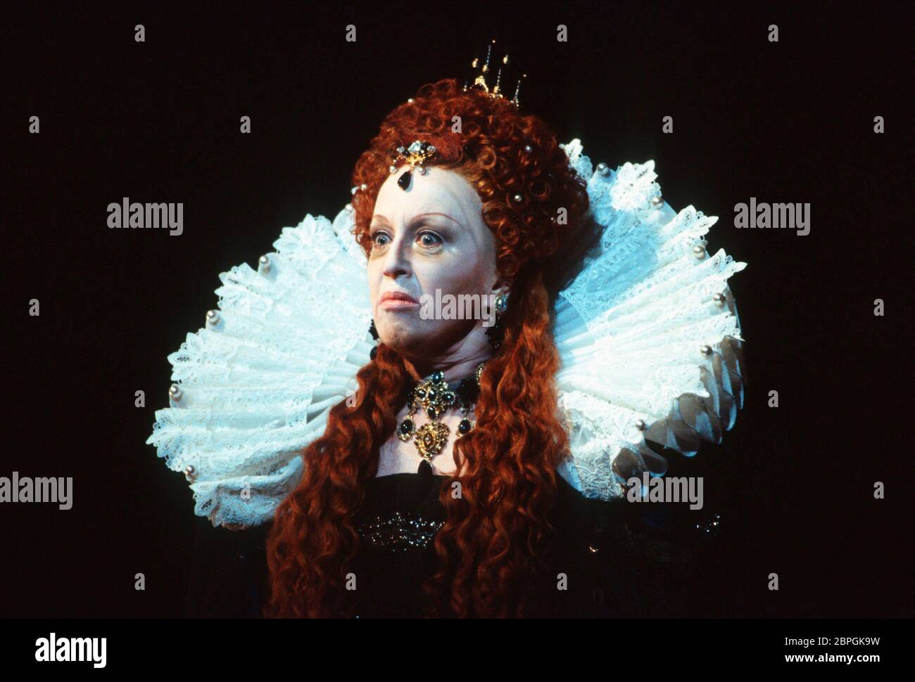 Josephine Barstow (Reina Isabel I) en GLORIANA por Benjamin Britten en Opera North, Leeds, Inglaterra en 1993 libreto: William Plomer basado en 'Elizabeth y Essex: A trágica Historia' por Lytton Strachey director: Paul Daniel diseño: Anthony Ward director: Phyllida Lloyd Foto de stock