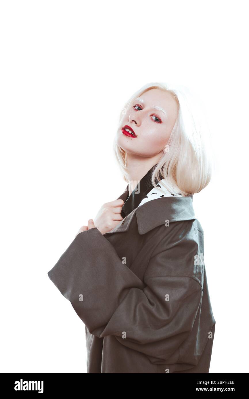 Retrato de una chica albina en un impermeable en el estudio Fotografía de  stock - Alamy