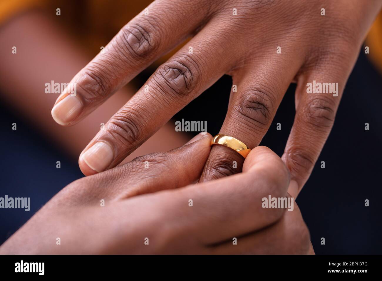 Mano de hombre online con anillo de compromiso