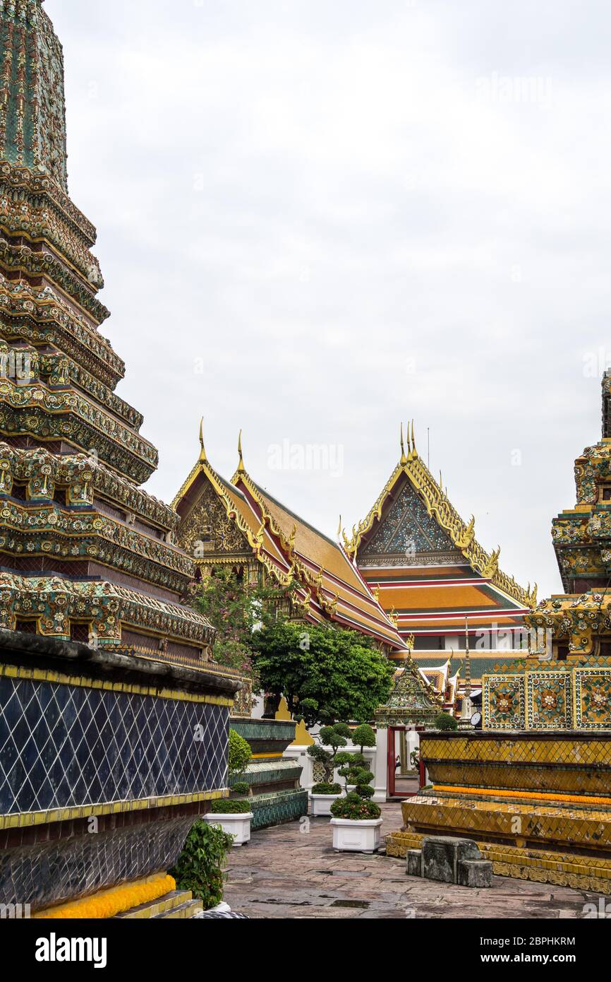 Phra Chedi Rai claustros de chedis en Wat Pho o Wat Po, el templo de buddhat reclinado, tomado en Bangkok, Tailandia Foto de stock