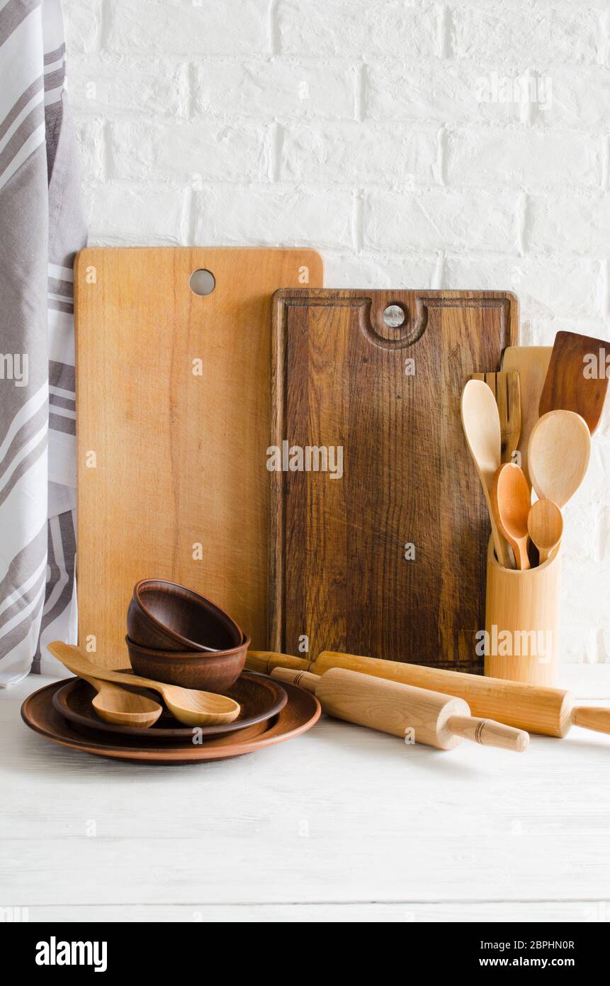 Fondo culinario, platos de cerámica vacíos, cucharas y cuencos de madera o  bambú. Estilo rústico. Decoración de la cocina del hogar Fotografía de  stock - Alamy