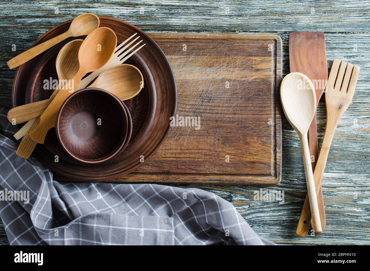 Fondo culinario, platos de cerámica vacíos, cucharas y cuencos de madera o  bambú. Estilo rústico. Decoración de la cocina del hogar Fotografía de  stock - Alamy