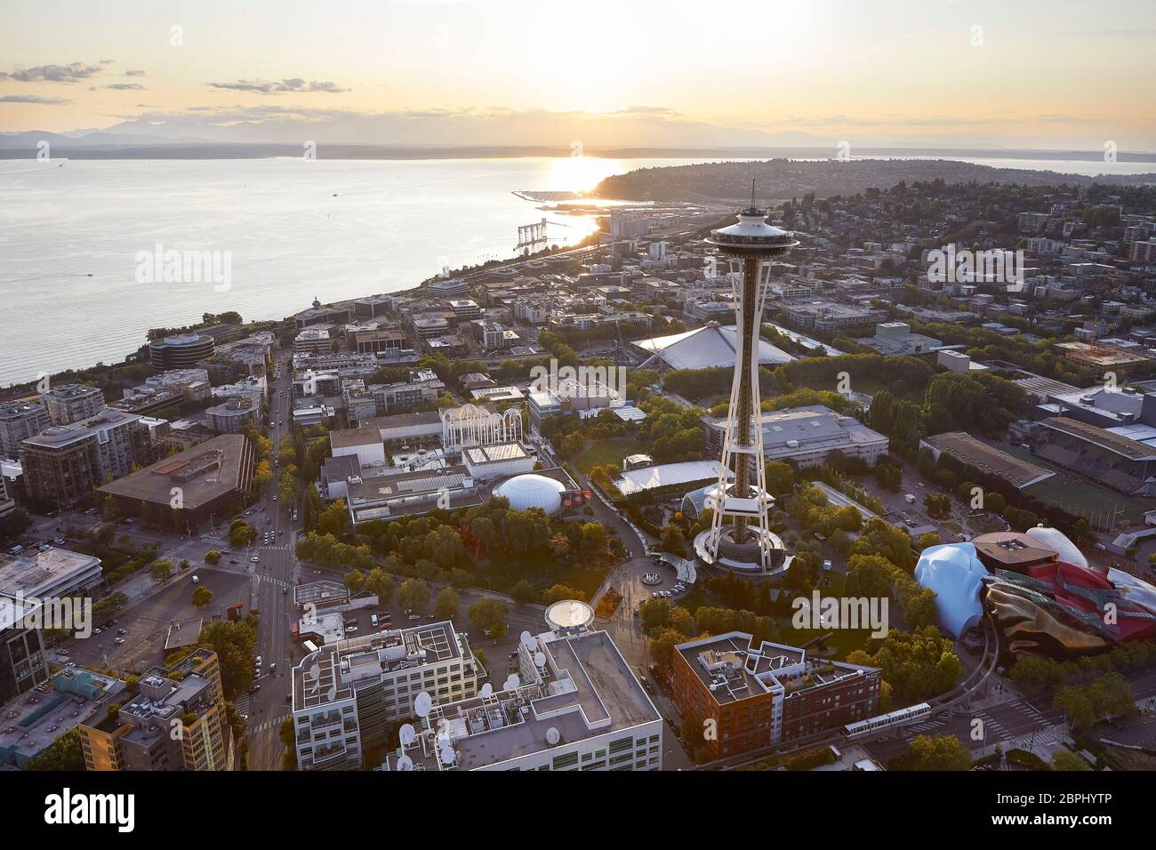 Vista de la aguja espacial en contexto. Space Needle, Seattle, Estados Unidos. Arquitecto: Olson Kundig, 2020. Foto de stock
