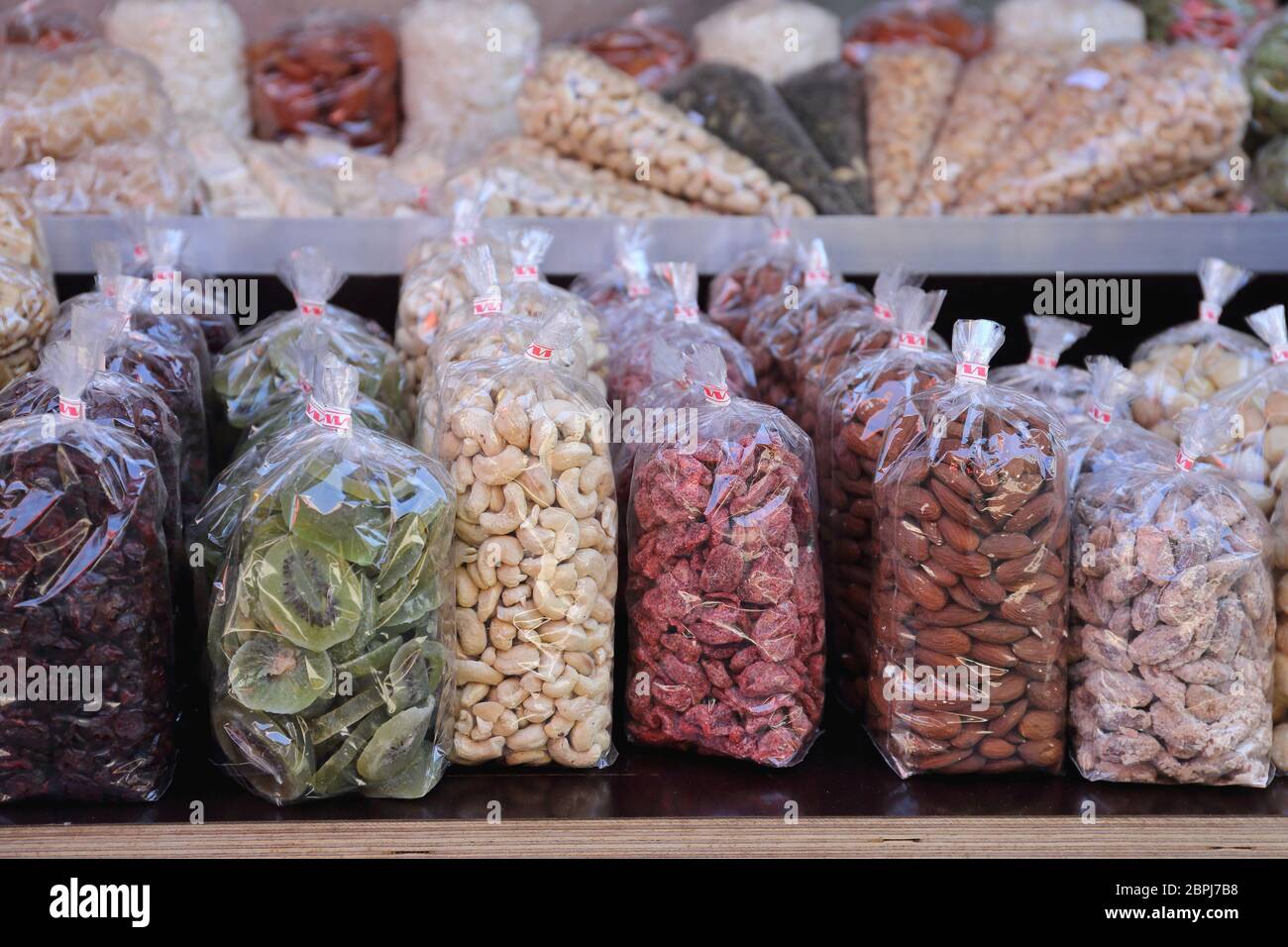 Frutos secos y nueces en bolsas para la venta Fotografía de stock - Alamy