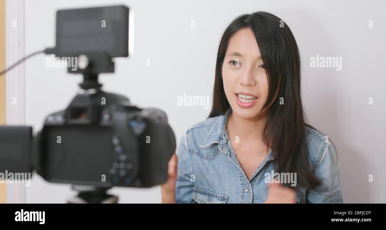 Mujer tomando frente a la cámara y tomando vídeo Fotografía de stock - Alamy