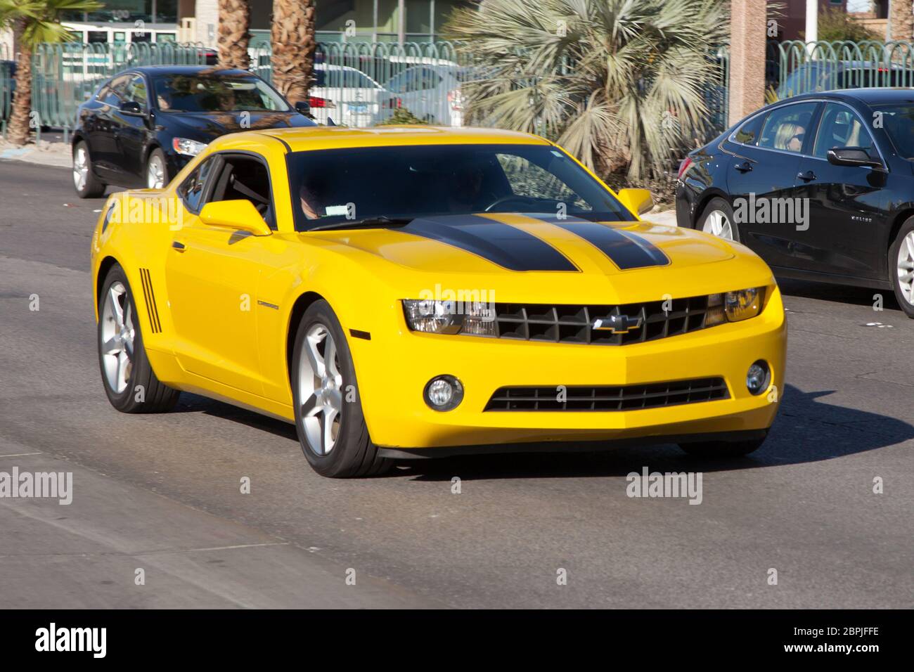 Coche deportivo amarillo camaro fotografías e imágenes de alta