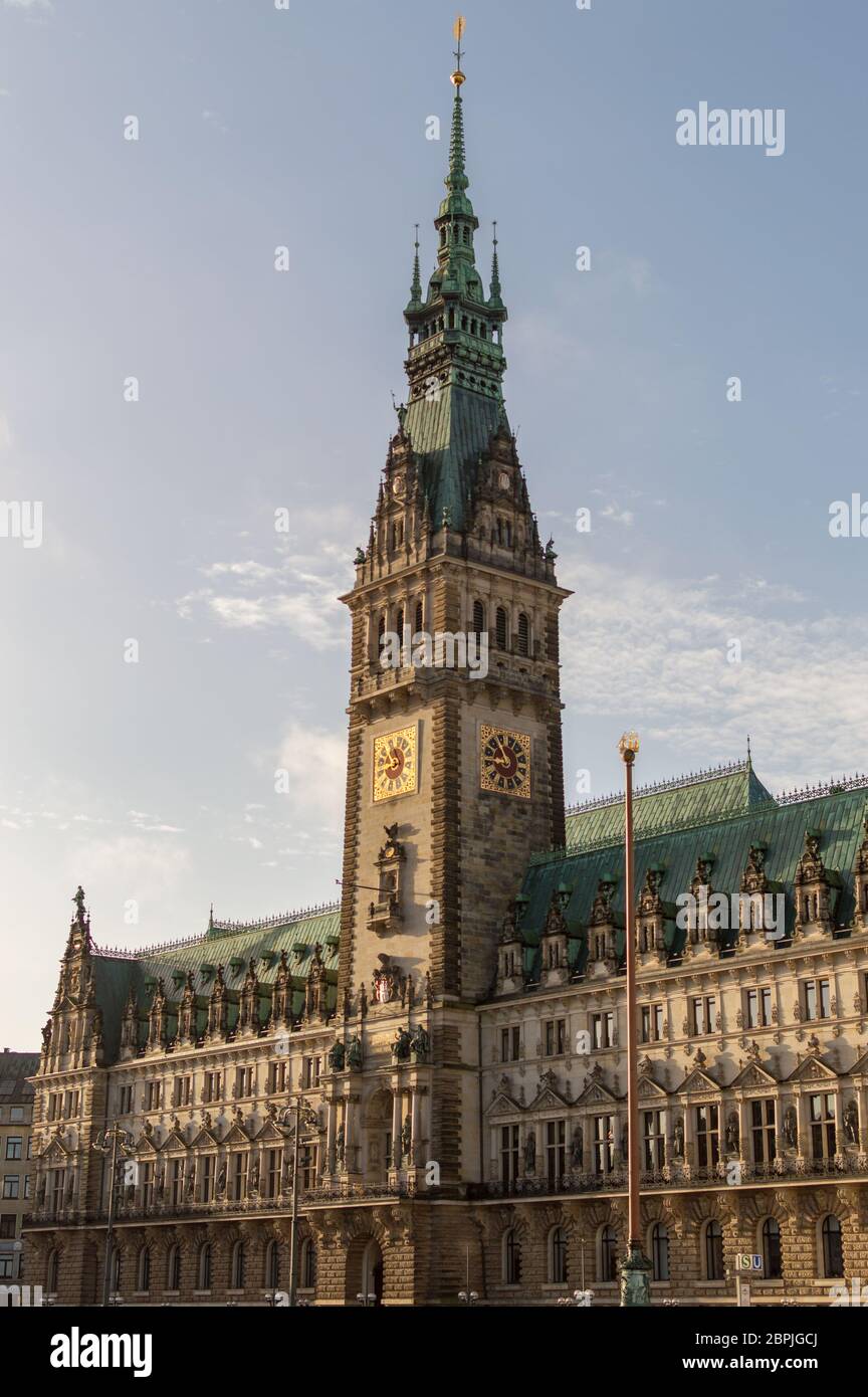 Hamburgo / Alemania - 21 de febrero de 2017: Ayuntamiento de Hamburgo, Hamburger Rathaus, sede del gobierno local de la Ciudad libre y Hanseática de Hamburgo, Germa Foto de stock