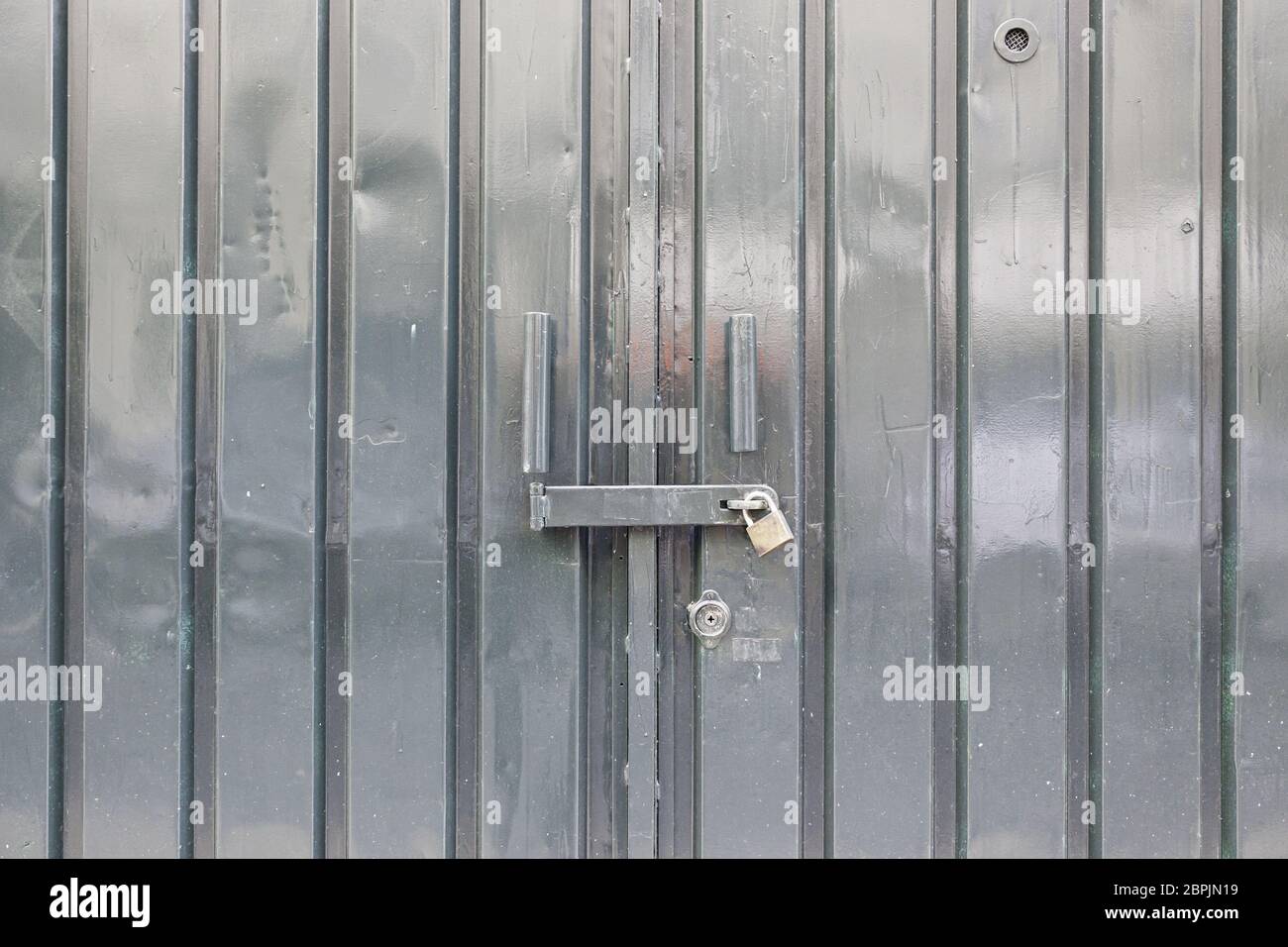 Puerta metálica de color verde brillante, detalle de una puerta cerrada, la  protección y la seguridad Fotografía de stock - Alamy