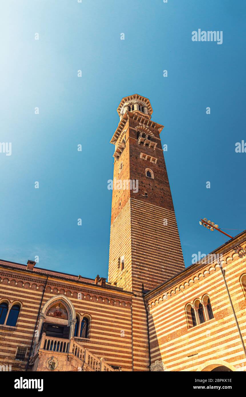 Torre del reloj de la torre del palacio de la torre de Lamberti del  edificio del palacio del palacio de la della Ragione en la plaza de la  plaza de Delle Erbe