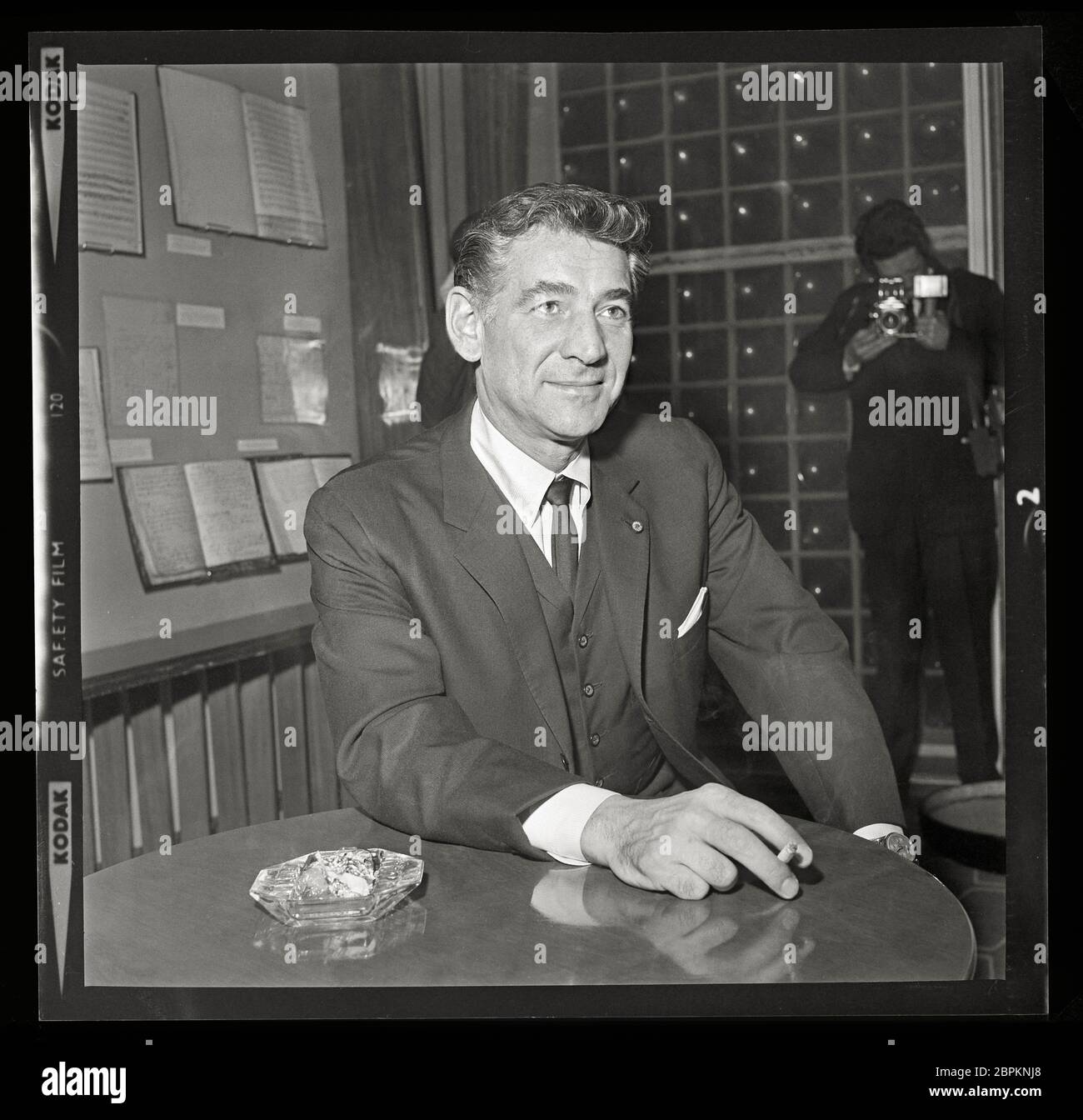 El director y compositor estadounidense Leonard Bernstein en Londres para participar en varios conciertos. Sentado entre bastidores en el Royal Festival Hall. 11 de febrero de 1963. Imagen de 2.25 X 2.25 pulgadas negativo. Foto de stock