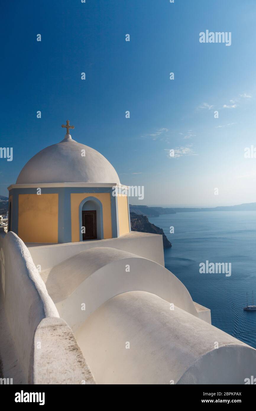 Pequeña iglesia en la isla de Santorini, Grecia Foto de stock